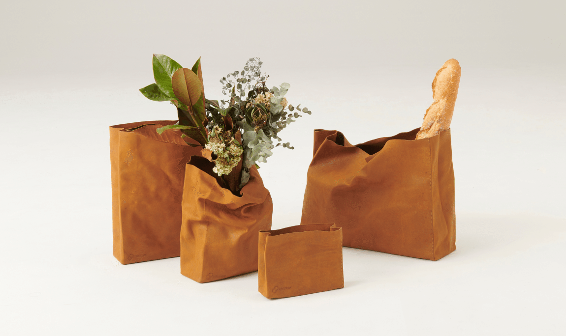 神戸レザー　形憶バッグ