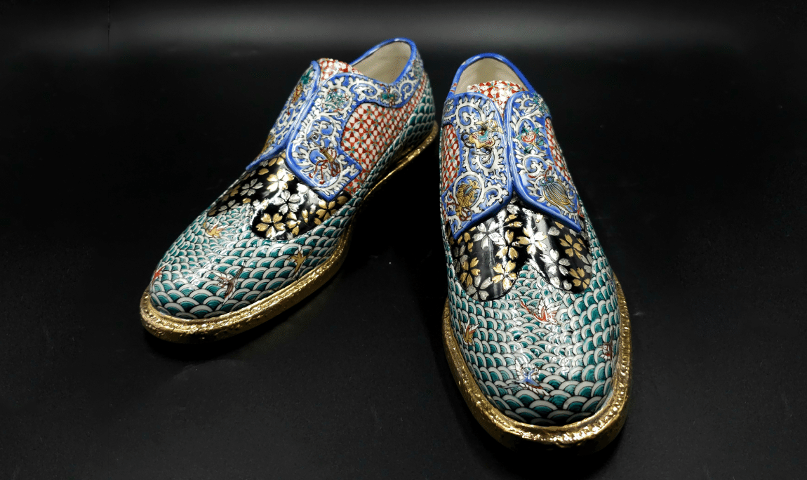 Colorful and Gold-painted Shoes　Kutani Ware