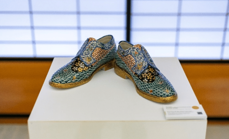 Kutani Ware　Colorful and Gold-painted Shoes